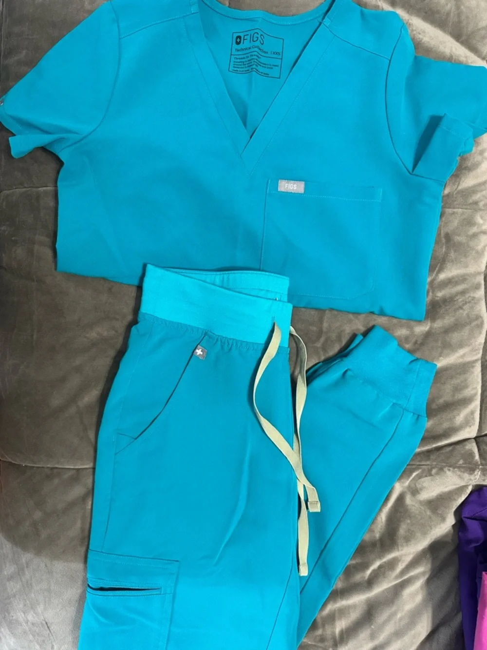 FIGS Teal Women's V-Neck Scrub Top and Jogger Pants - Picture 1 of 1